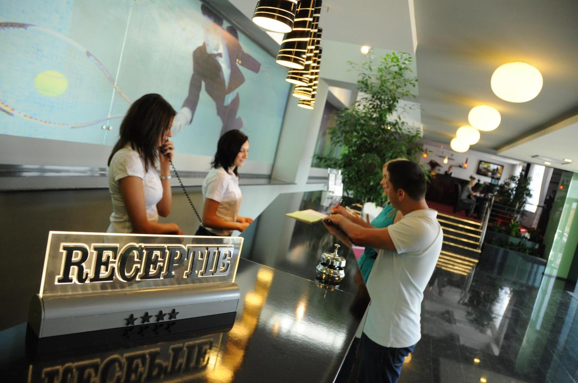 Hotel Emd Bacău Zewnętrze zdjęcie