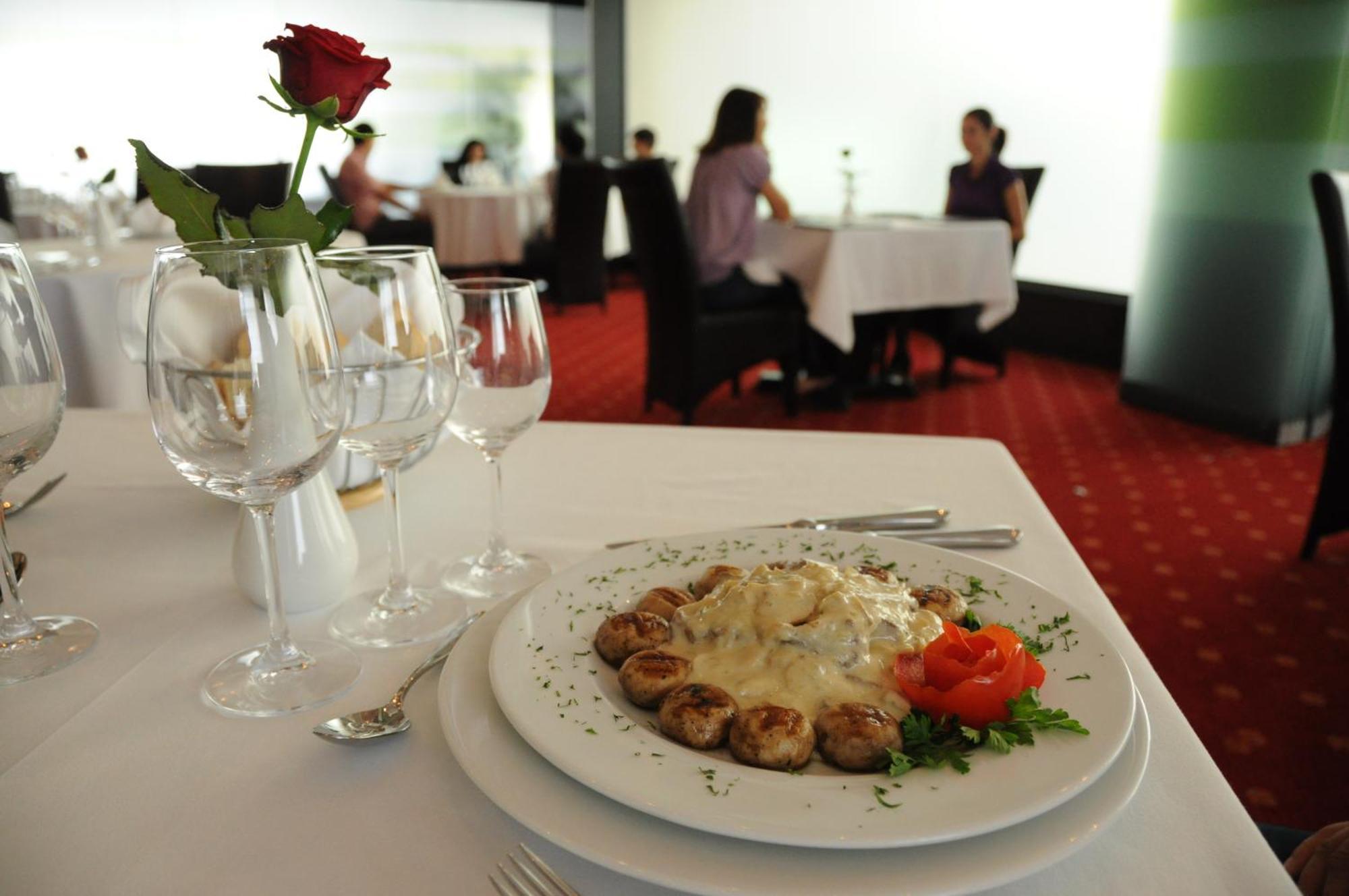 Hotel Emd Bacău Zewnętrze zdjęcie