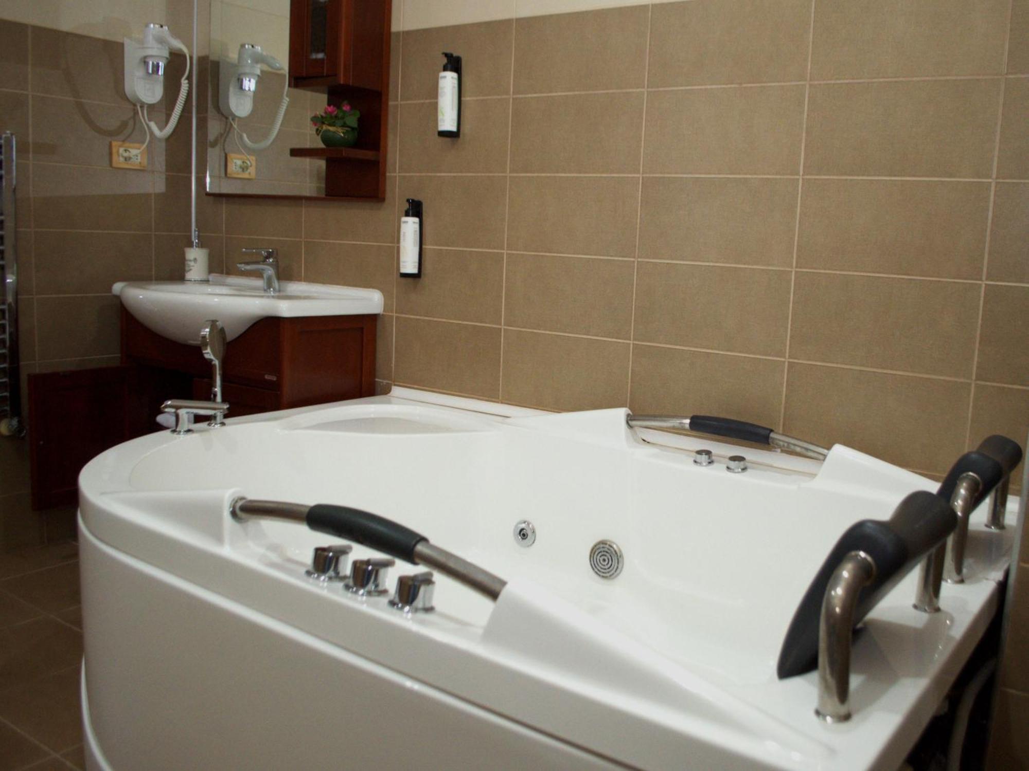 Hotel Emd Bacău Zewnętrze zdjęcie