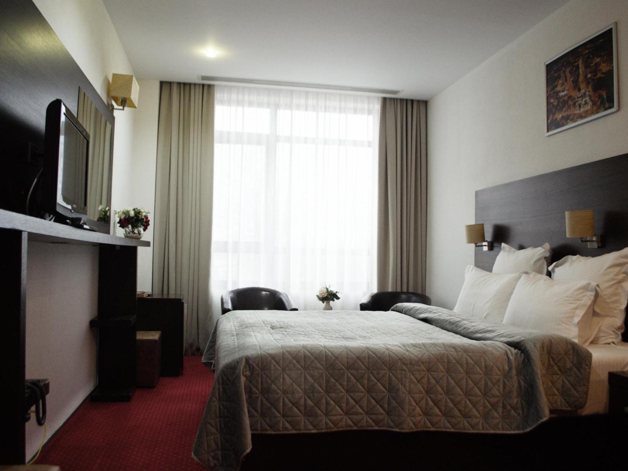 Hotel Emd Bacău Zewnętrze zdjęcie