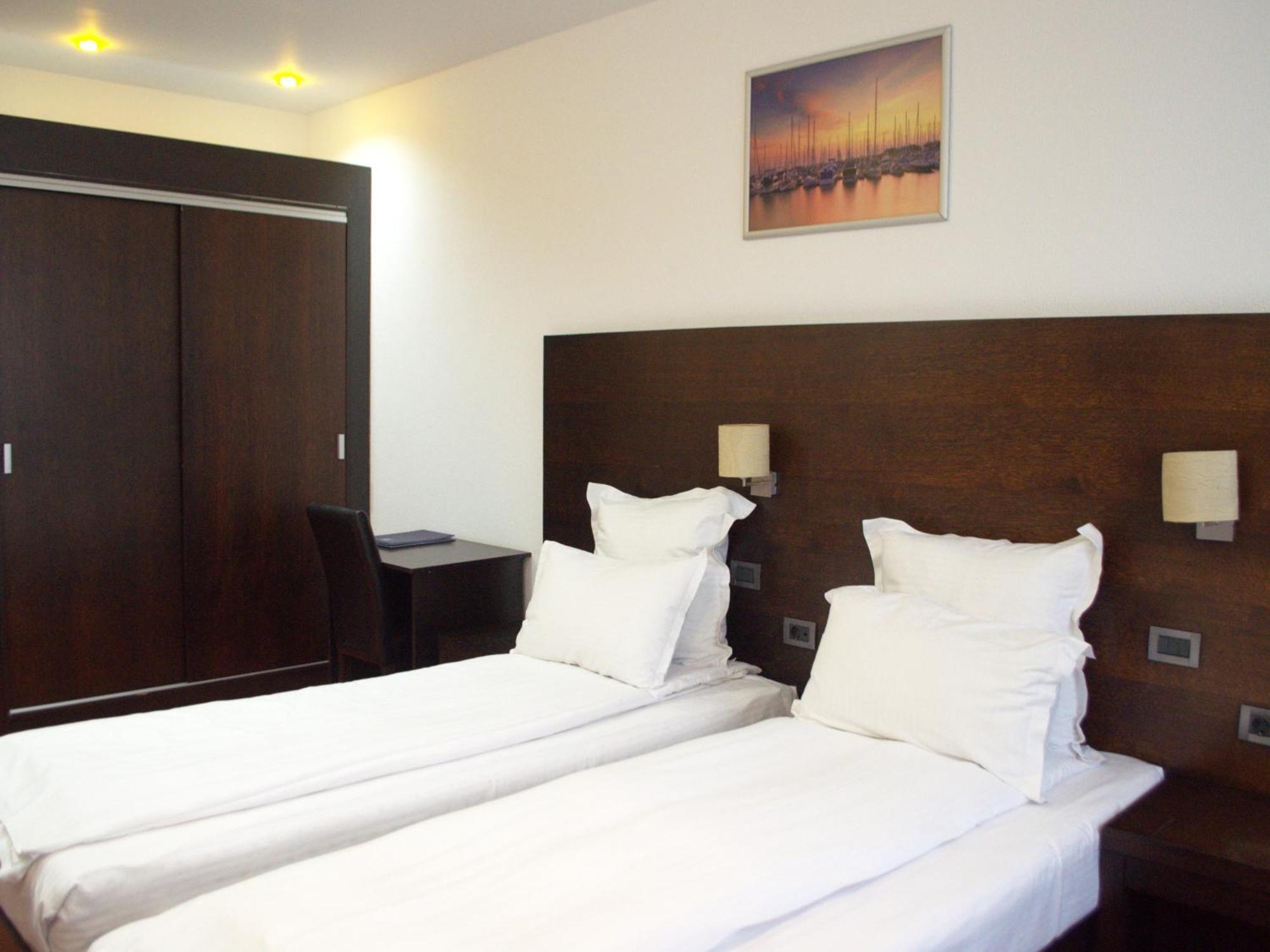 Hotel Emd Bacău Zewnętrze zdjęcie