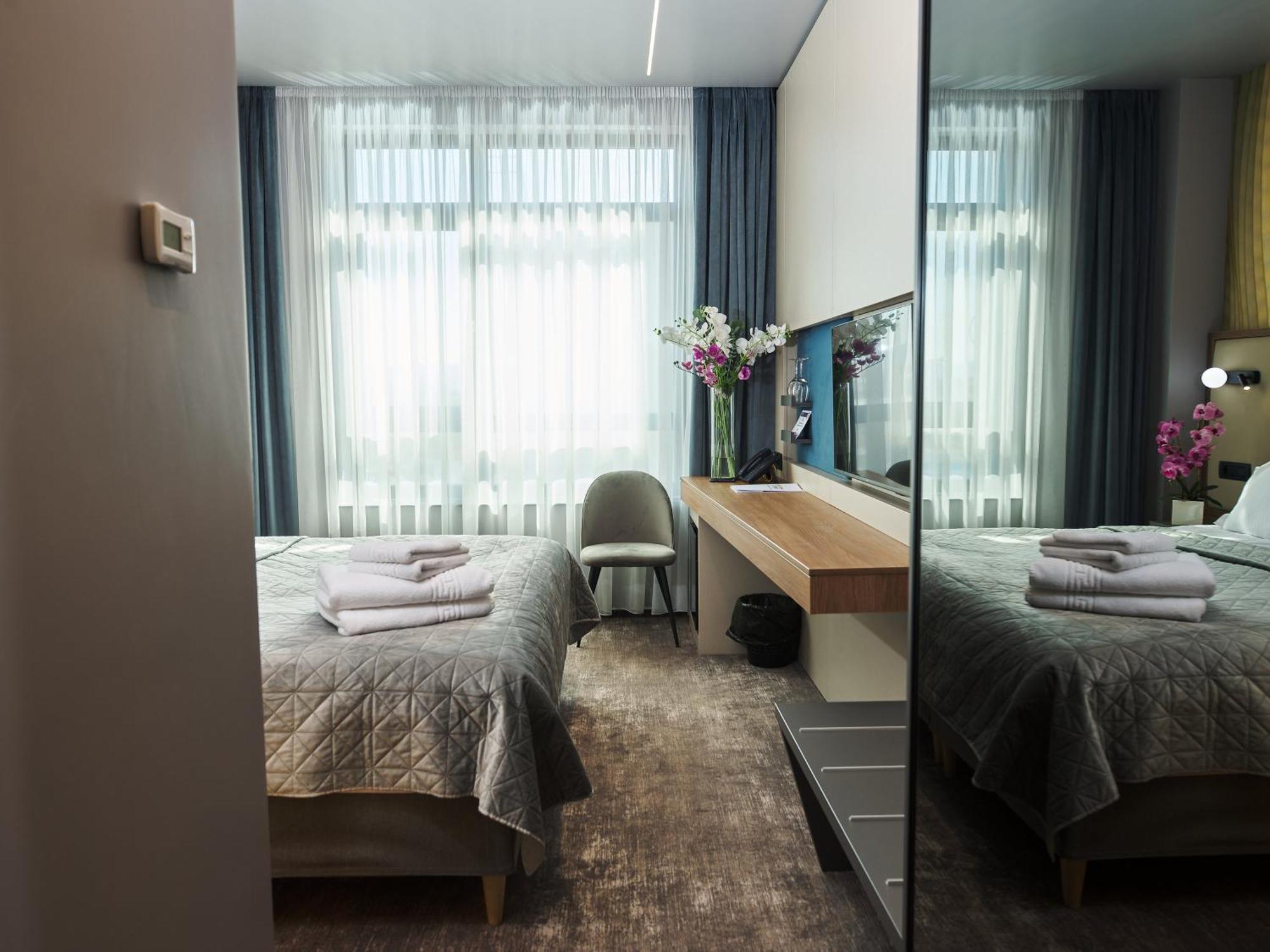 Hotel Emd Bacău Zewnętrze zdjęcie