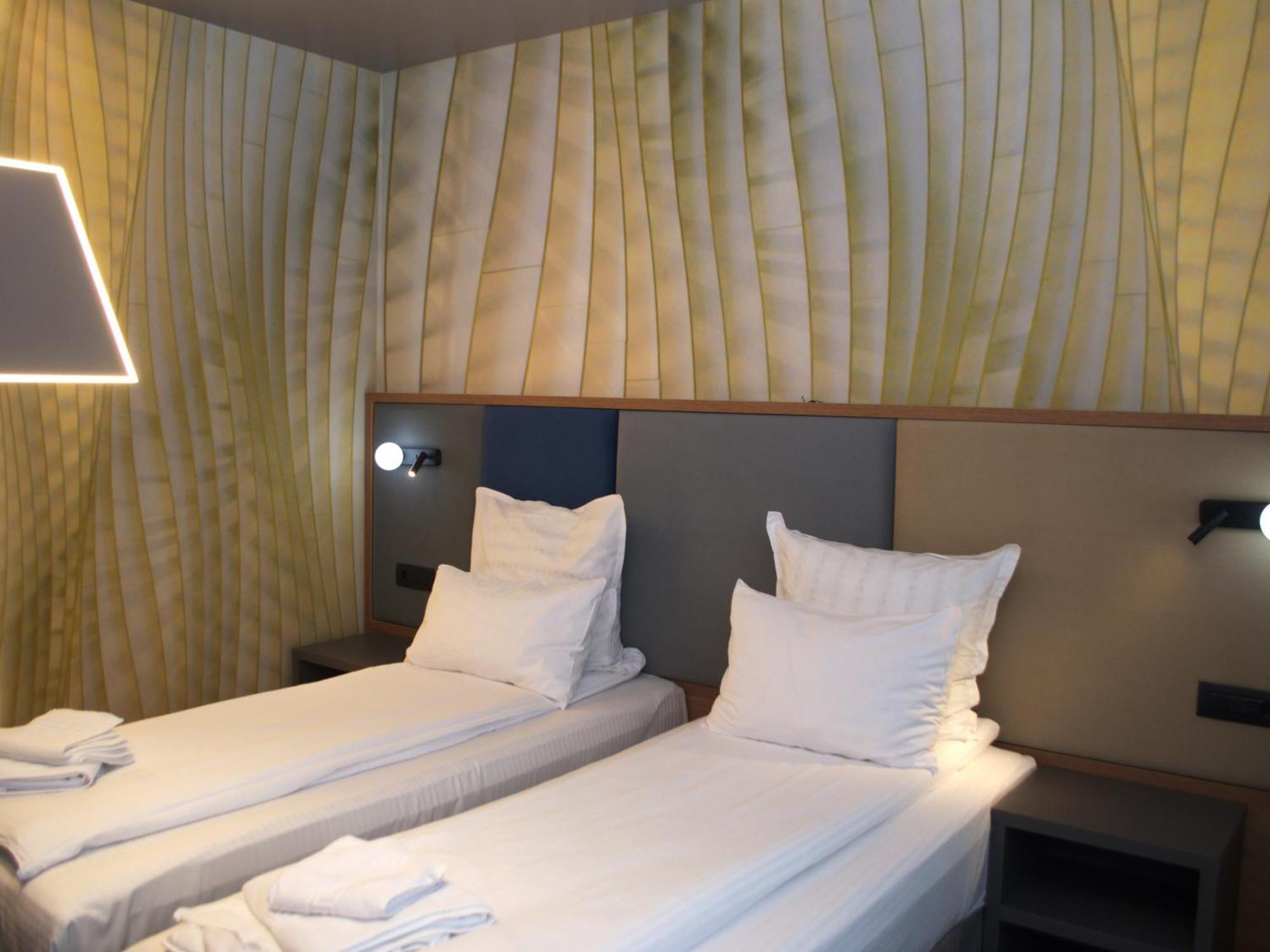 Hotel Emd Bacău Zewnętrze zdjęcie